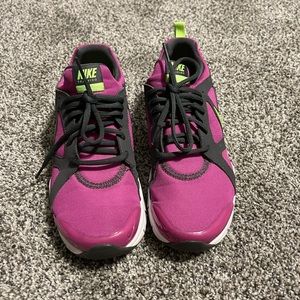 Magenta pink Nike tennis shoes